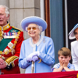 Le prince Charles, prince de Galles, La reine Elisabeth II d'Angleterre, Catherine (Kate) Middleton, duchesse de Cambridge, le prince Louis de Cambridge - Les membres de la famille royale saluent la foule depuis le balcon du Palais de Buckingham, lors de la parade militaire "Trooping the Colour" dans le cadre de la célébration du jubilé de platine (70 ans de règne) de la reine Elizabeth II à Londres, le 2 juin 2022. 