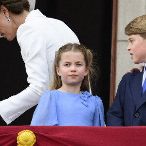 Catherine (Kate) Middleton, duchesse de Cambridge, le prince Louis de Cambridge, la princesse Charlotte de Cambridge, le prince George de Cambridge et le prince William, duc de Cambridge, - Les membres de la famille royale saluent la foule depuis le balcon du Palais de Buckingham, lors de la parade militaire "Trooping the Colour" dans le cadre de la célébration du jubilé de platine (70 ans de règne) de la reine Elizabeth II à Londres, le 2 juin 2022. © Avalon/Panoramic/Bestimage 