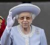 La reine Elisabeth II d'Angleterre - Les membres de la famille royale saluent la foule depuis le balcon du Palais de Buckingham, lors de la parade militaire "Trooping the Colour" dans le cadre de la célébration du jubilé de platine (70 ans de règne) de la reine Elizabeth II à Londres © Avalon/Panoramic/Bestimage 
