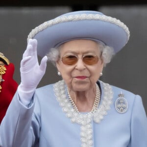 La reine Elisabeth II d'Angleterre - Les membres de la famille royale saluent la foule depuis le balcon du Palais de Buckingham, lors de la parade militaire "Trooping the Colour" dans le cadre de la célébration du jubilé de platine (70 ans de règne) de la reine Elizabeth II à Londres © Avalon/Panoramic/Bestimage 