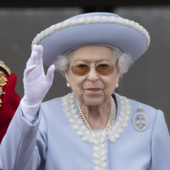 La reine Elisabeth II d'Angleterre - Les membres de la famille royale saluent la foule depuis le balcon du Palais de Buckingham, lors de la parade militaire "Trooping the Colour" dans le cadre de la célébration du jubilé de platine (70 ans de règne) de la reine Elizabeth II à Londres © Avalon/Panoramic/Bestimage 