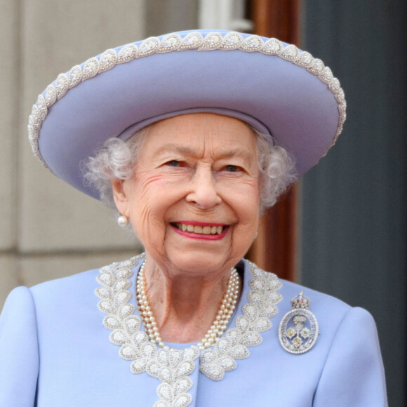 La reine Elisabeth II d'Angleterre - Les membres de la famille royale saluent la foule depuis le balcon du Palais de Buckingham, lors de la parade militaire "Trooping the Colour" dans le cadre de la célébration du jubilé de platine (70 ans de règne) de la reine Elizabeth II à Londres, le 2 juin 2022. © Avalon/Panoramic/Bestimage 