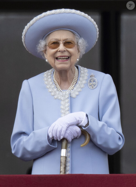 La reine Elisabeth II d'Angleterre - Les membres de la famille royale saluent la foule depuis le balcon du Palais de Buckingham, lors de la parade militaire "Trooping the Colour" dans le cadre de la célébration du jubilé de platine (70 ans de règne) de la reine Elizabeth II à Londres, le 2 juin 2022. © Avalon/Panoramic/Bestimage 