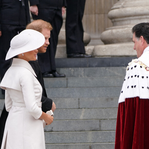 Le prince Harry, duc de Sussex, et Meghan Markle, duchesse de Sussex - Les membres de la famille royale et les invités lors de la messe célébrée à la cathédrale Saint-Paul de Londres, dans le cadre du jubilé de platine (70 ans de règne) de la reine Elisabeth II d'Angleterre. Londres, le 3 juin 2022. 