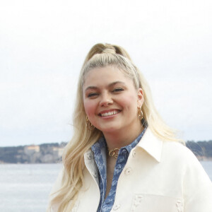 Louane Emera - Photocall de la série "Visions" lors de la 5e saison du festival International des Séries "Canneseries" à Cannes, le 3 avril 2022. © Denis Guignebourg/Bestimage