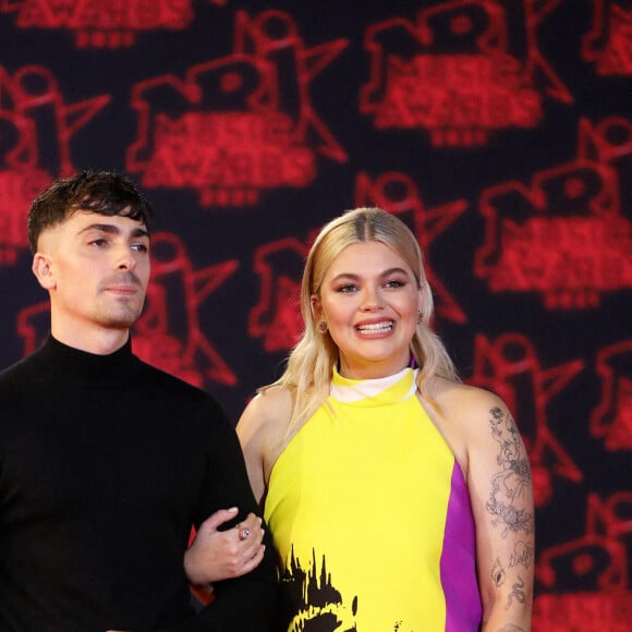 Florian Rossi et sa compagne Louane Emera lors de la 23e édition des NRJ Music Awards 2021 au Palais des Festivals de Cannes, le 20 novembre 2021. © Dominique Jacovides/Bestimage 