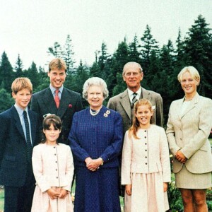 Elizabeth II et le prince Philip avec leurs petits-enfants : le prince William et le prince Harry, Zara Phillips, la princesse Beatrice et la princesse Eugenie, à Balmoral en 1999.