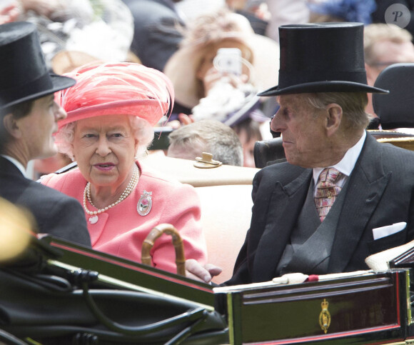 La reine Elisabeth II d'Angleterre et le prince Philip, duc d'Edimbourg lors du quatrième jour des courses hippiques "Royal Ascot" à Ascot, le 17 juin 2016.