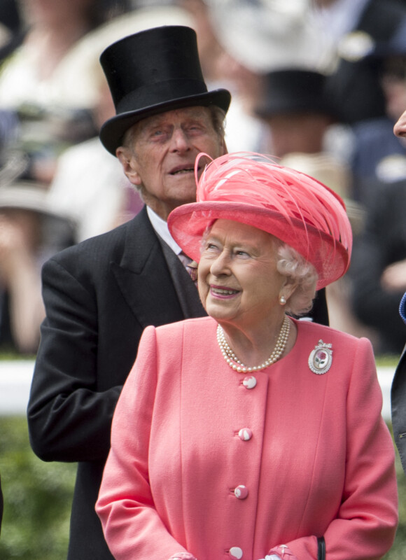 La reine Elisabeth II d'Angleterre et le prince Philip, duc d'Edimbourg - Les membres de la famille royale lors du quatrième jour des courses hippiques "Royal Ascot" à Ascot, le 17 juin 2016.