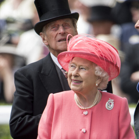 La reine Elisabeth II d'Angleterre et le prince Philip, duc d'Edimbourg - Les membres de la famille royale lors du quatrième jour des courses hippiques "Royal Ascot" à Ascot, le 17 juin 2016.