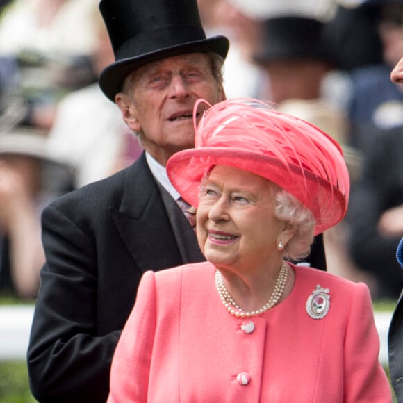 La reine Elisabeth II d'Angleterre et le prince Philip, duc d'Edimbourg - Les membres de la famille royale lors du quatrième jour des courses hippiques "Royal Ascot" à Ascot, le 17 juin 2016.