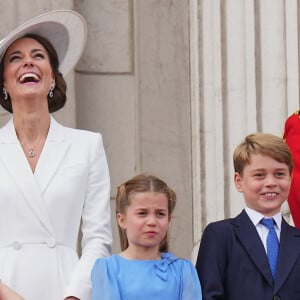 Catherine Kate Middleton, duchesse de Cambridge avec ses enfants le prince Louis, la princesse Charlotte et le prince George - Les membres de la famille royale regardent le défilé Trooping the Colour depuis un balcon du palais de Buckingham à Londres lors des célébrations du jubilé de platine de la reine le 2 juin 2022. 