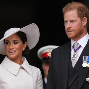 Le prince Harry, duc de Sussex, et Meghan Markle, duchesse de Sussex - Les membres de la famille royale et les invités à la sortie de la messe du jubilé, célébrée à la cathédrale Saint-Paul de Londres, Royaume Uni, le 3 juin 2022.