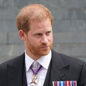 Le prince Harry, duc de Sussex, et Meghan Markle, duchesse de Sussex - Les membres de la famille royale et les invités à la sortie de la messe du jubilé, célébrée à la cathédrale Saint-Paul de Londres, Royaume Uni, le 3 juin 2022. © Avalon/Panoramic/Bestimage  The Duke and Duchess of Sussex leave the National Service of Thanksgiving at St Paul's Cathedral, London, on day two of the Platinum Jubilee celebrations for Queen Elizabeth II. The National Service marks The Queen's 70 years of service to the people of the United Kingdom, the Realms and the Commonwealth. Public service is at the heart of the event and over 400 recipients of Honours in the New Year or Birthday Honours lists have been invited in recognition of their contribution to public life. Drawn from all four nations of the United Kingdom, they include NHS and key workers, teaching staff, public servants, and representatives from the Armed Forces, charities, social enterprises and voluntary groups., 