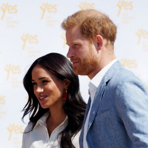 Le prince Harry, duc de Sussex, et Meghan Markle, duchesse de Sussex, rencontrent des jeunes entrepreneurs locaux à Tembisa, Afrique du Sud,  et prennent connaissance d'initiatives en matière de compétences répondant au défi croissant du chômage auquel font face les jeunes en Afrique du Sud, le dernier jour de leur tournée en Afrique.