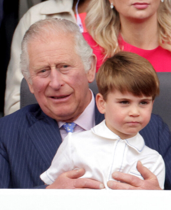 Le prince Charles, prince de Galles avec le prince Louis de Cambridge - La famille royale regarde la grande parade qui clôture les festivités du jubilé de platine de la reine à Londres le 5 juin 2022. 