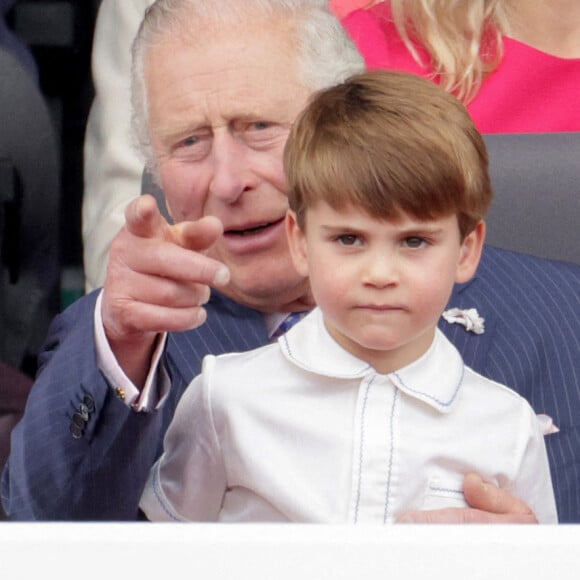 Le prince Charles, prince de Galles avec le prince Louis de Cambridge - La famille royale regarde la grande parade qui clôture les festivités du jubilé de platine de la reine à Londres le 5 juin 2022.  Prince Louis sits on the Prince of Wales lap during the Platinum Jubilee Pageant in front of Buckingham Palace, London, on day four of the Platinum Jubilee celebrations for Queen Elizabeth II. Picture date: Sunday June 5, 2022. 