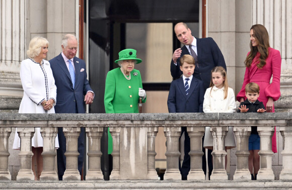 Camilla Parker Bowles, duchesse de Cornouailles, Le prince Charles, prince de Galles, La reine Elisabeth II d'Angleterre, le prince William, duc de Cambridge, Catherine Kate Middleton, duchesse de Cambridge et leurs enfants le prince George, la princesse Charlotte et le prince Louis - La famille royale regarde la grande parade qui clôture les festivités du jubilé de platine de la reine à Londres le 5 juin 2022. 