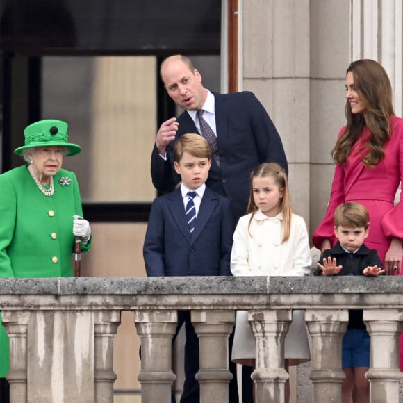 Camilla Parker Bowles, duchesse de Cornouailles, Le prince Charles, prince de Galles, La reine Elisabeth II d'Angleterre, le prince William, duc de Cambridge, Catherine Kate Middleton, duchesse de Cambridge et leurs enfants le prince George, la princesse Charlotte et le prince Louis - La famille royale regarde la grande parade qui clôture les festivités du jubilé de platine de la reine à Londres le 5 juin 2022. 