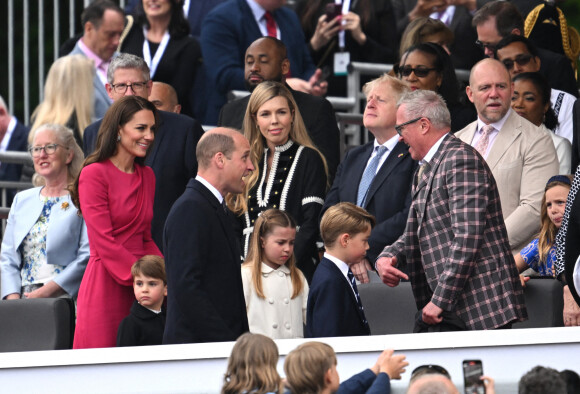 Catherine Kate Middleton, duchesse de Cambridge, le prince William, le prince Louis, la princesse Charlotte, le prince George, Boris Johnson - La famille royale regarde la grande parade qui clôture les festivités du jubilé de platine de la reine à Londres le 5 juin 2022. 