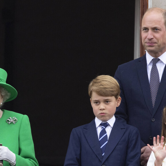 La reine Elisabeth II d'Angleterre, Le prince George de Cambridge, Le prince William, duc de Cambridge, La princesse Charlotte de Cambridge - Jubilé de platine de la reine Elisabeth II d'Angleterre à Bukingham Palace à Londres, le 5 juin 2022. 