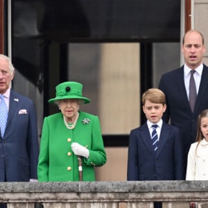 Camilla Parker Bowles, duchesse de Cornouailles, Le prince Charles, prince de Galles, La reine Elisabeth II d'Angleterre, le prince William, duc de Cambridge, Catherine Kate Middleton, duchesse de Cambridge et leurs enfants le prince George, la princesse Charlotte et le prince Louis - La famille royale regarde la grande parade qui clôture les festivités du jubilé de platine de la reine à Londres le 5 juin 2022. 