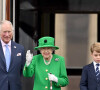 Camilla Parker Bowles, duchesse de Cornouailles, Le prince Charles, prince de Galles, La reine Elisabeth II d'Angleterre, le prince William, duc de Cambridge, le prince George, la princesse Charlotte - La famille royale regarde la grande parade qui clôture les festivités du jubilé de platine de la reine à Londres le 5 juin 2022. 