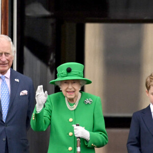 Camilla Parker Bowles, duchesse de Cornouailles, Le prince Charles, prince de Galles, La reine Elisabeth II d'Angleterre, le prince William, duc de Cambridge, le prince George, la princesse Charlotte - La famille royale regarde la grande parade qui clôture les festivités du jubilé de platine de la reine à Londres le 5 juin 2022. 