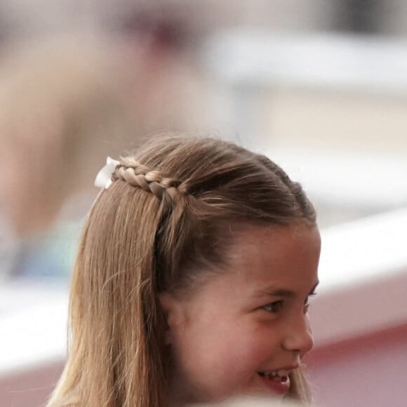 Kate Catherine Middleton, duchesse de Cambridge, et sa fille la princesse Charlotte - La famille royale d'Angleterre lors de la parade devant le palais de Buckingham, à l'occasion du jubilé de la reine d'Angleterre. Le 5 juin 2022 