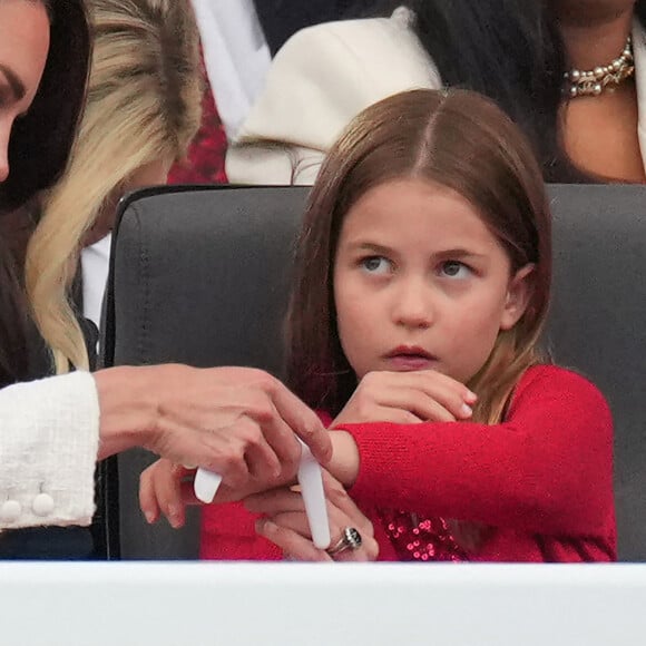 Kate Catherine Middleton, duchesse de Cambridge, et la princesse Charlotte - La famille royale d'Angleterre au concert du jubilé de platine de la reine d'Angleterre au palais de Buckingham à Londres. Le 4 juin 2022 