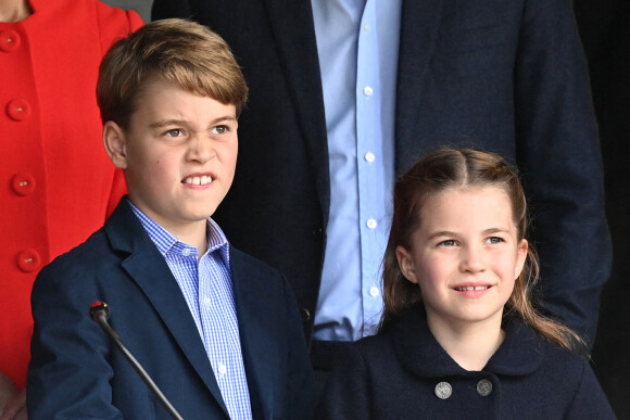 Le prince George de Cambridge et la princesse Charlotte de Cambridge en visite au château de Cardiff, Royaume Uni, à l'occasion du jubilé de platine de la reine d'Angleterre. 