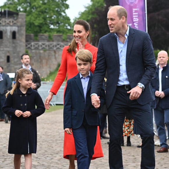 Le prince William, duc de Cambridge, et Catherine (Kate) Middleton, duchesse de Cambridge, accompagnés de leurs enfants, le prince George de Cambridge et la princesse Charlotte de Cambridge en visite au château de Cardiff, Royaume Uni, le 4 juin 2022, à l'occasion du jubilé de platine de la reine d'Angleterre. 