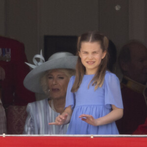 Camilla Parker Bowles, duchesse de Cornouailles et la princesse Charlotte de Cambridge - Les membres de la famille royale regardent le défilé Trooping the Colour depuis un balcon du palais de Buckingham à Londres lors des célébrations du jubilé de platine de la reine le 2 juin 2022 