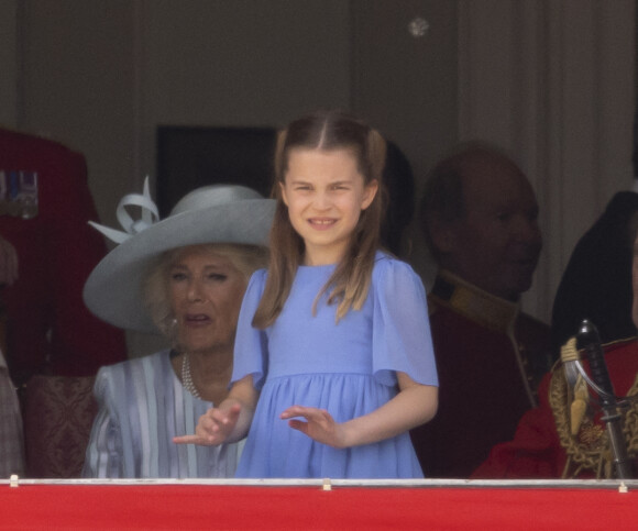 Camilla Parker Bowles, duchesse de Cornouailles et la princesse Charlotte de Cambridge - Les membres de la famille royale regardent le défilé Trooping the Colour depuis un balcon du palais de Buckingham à Londres lors des célébrations du jubilé de platine de la reine le 2 juin 2022 