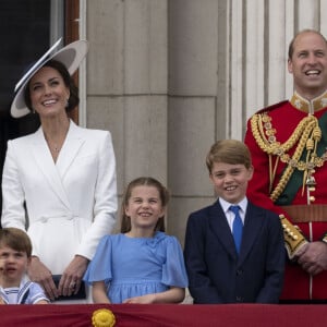 Catherine Kate Middleton, duchesse de Cambridge, le prince William, duc de Cambridge et leurs enfants le prince Louis, la princesse Charlotte et le prince George - Les membres de la famille royale regardent le défilé Trooping the Colour depuis un balcon du palais de Buckingham à Londres lors des célébrations du jubilé de platine de la reine le 2 juin 2022. 