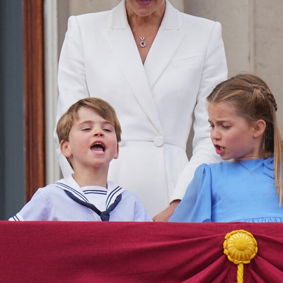 Catherine Kate Middleton, duchesse de Cambridge, le prince Louis et la princesse Charlotte - Les membres de la famille royale regardent le défilé Trooping the Colour depuis un balcon du palais de Buckingham à Londres lors des célébrations du jubilé de platine de la reine le 2 juin 2022. 