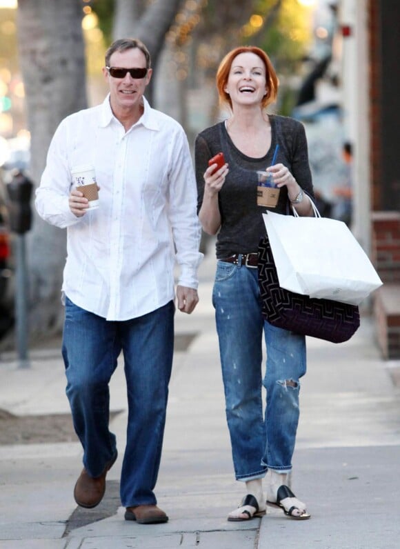Marcia Cross et son mari Tom Mahoney font du shopping dans Brentwood à Los Angeles le 10 janvier 2010