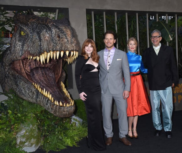 Bryce Dallas Howard, Chris Pratt, Laura Dern et Jeff Goldblum à la première du film "Jurassic World Dominion" à Los Angeles, le 6 juin 2022. 
