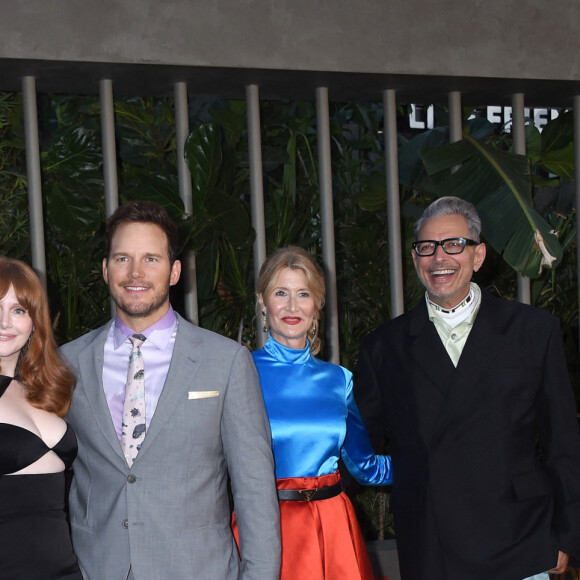 Bryce Dallas Howard, Chris Pratt, Laura Dern et Jeff Goldblum à la première du film "Jurassic World Dominion" à Los Angeles, le 6 juin 2022. 