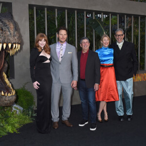 Bryce Dallas Howard, Chris Pratt, Laura Dern et Jeff Goldblum à la première du film "Jurassic World Dominion" à Los Angeles, le 6 juin 2022. 