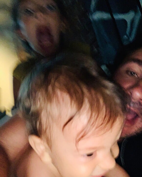 Michaël Youn et ses enfants, Seven et Stellar, sur Instagram en août 2020.