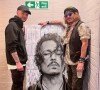 L'artiste Scott Greenwood présente son oeuvre à Johnny Depp à l'o2 apollo de Manchester, Royaume Uni, le 4 juin 2022. Johnny Depp a signé des autographe de copies pour toute la famille de l'artiste. 