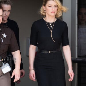 Amber Heard à la sortie du tribunal de Fairfax. Amber Heard a été condamné à verser à J. Depp, 8 millions de dollars pour diffamation. Fairfax, le 1er juin 2022. 