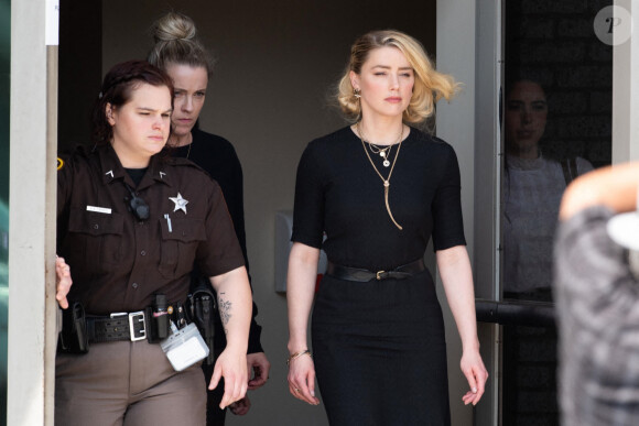 Amber Heard à la sortie du tribunal de Fairfax. Amber Heard a été condamné à verser à J. Depp, 8 millions de dollars pour diffamation. Fairfax, le 1er juin 2022. 