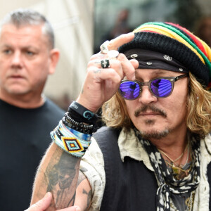 Johnny Depp signe des autographes à la sortie de son hôtel à Manchester. Le 4 juin 2022 