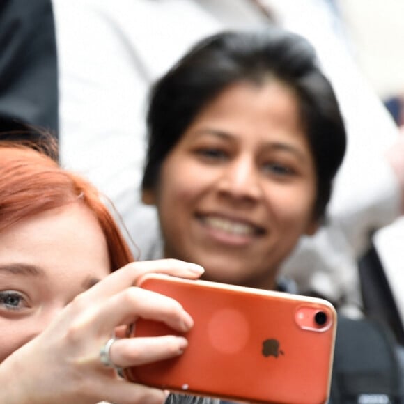 Johnny Depp signe des autographes à la sortie de son hôtel à Manchester. Le 4 juin 2022  BGUK_2397226 - Manchester, UNITED KINGDOM - The American Actor Johnny Depp and Jeff Beck seen leaving their Manchester Hotel signing autographs and posing for selfies with fans. Pictured: Johnny Depp 