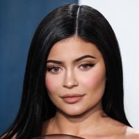 Kylie Jenner dévoile ses tétons en bikini trompe l'oeil : Capucine Anav s'indigne et réagit