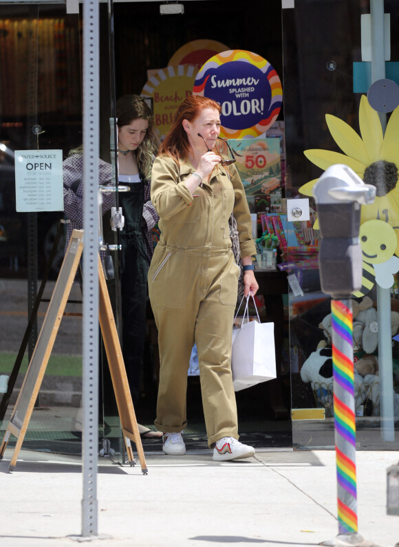 Exclusif - Alyson Hannigan se promène avec sa fille Satyana à Los Angeles le 7 juin 2022.