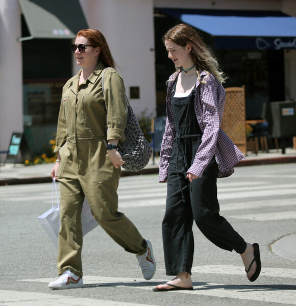 Exclusif - Alyson Hannigan se promène avec sa fille Satyana à Los Angeles le 7 juin 2022.