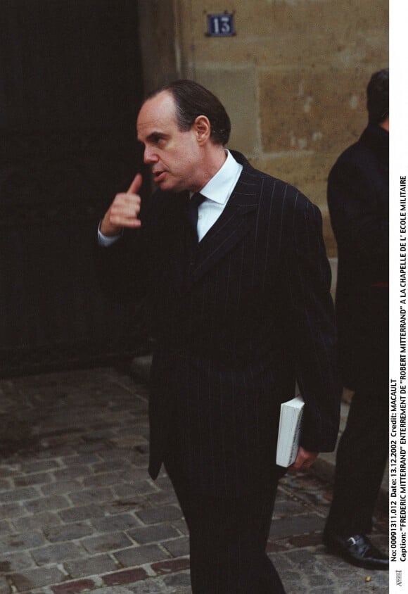 Frédéric Mitterrand lors de l'enterrement de son père Robert Mitterrand en 2002 à la chapelle de l'école militaire à Paris